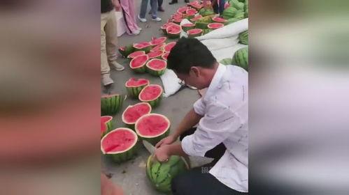 众人吃瓜现场,众人围观吃瓜，热闹非凡