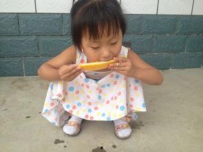 抓拍宝宝吃瓜,宝宝快乐吃瓜瞬间