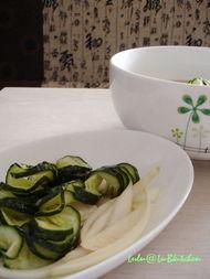 学生楼梯上吃瓜,学生们的休闲时光