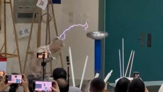 物理老师吃瓜视频,吃瓜视频引发网友热议